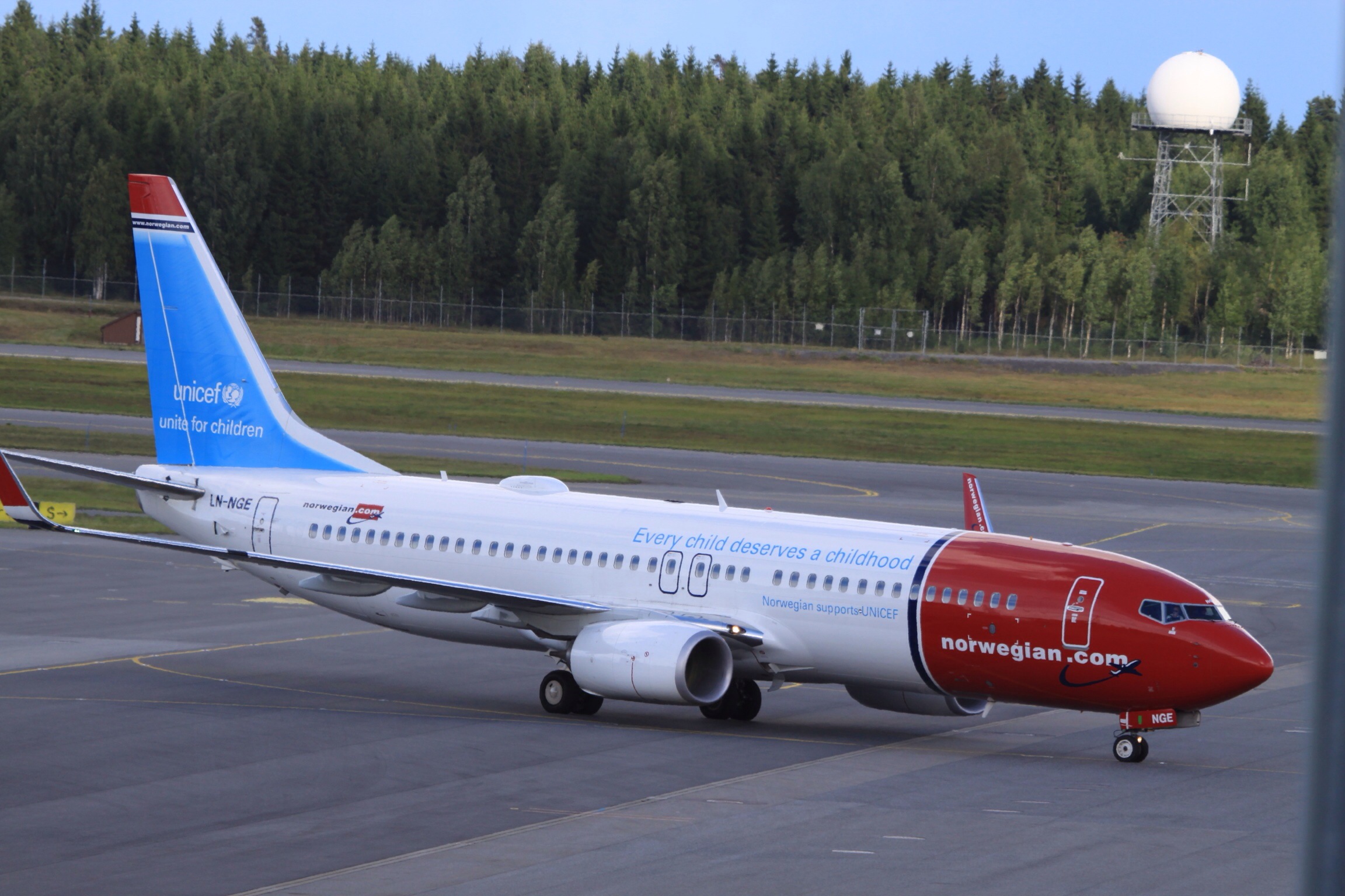 ln-nge_boeing_b-737wl_norwegian_in_unicef_colours_9530582751