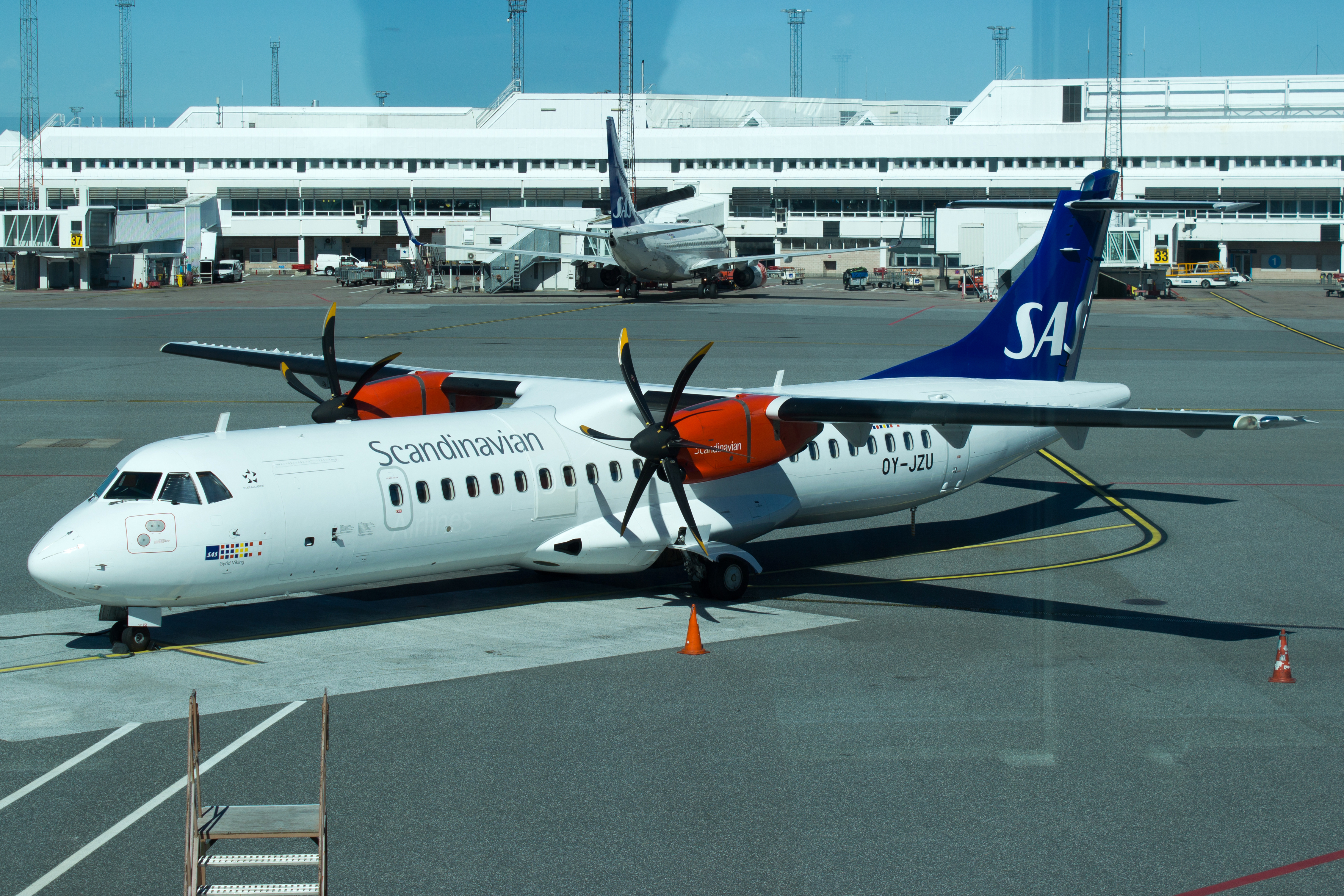 OY-JZU_ATR_72_SAS_ARN