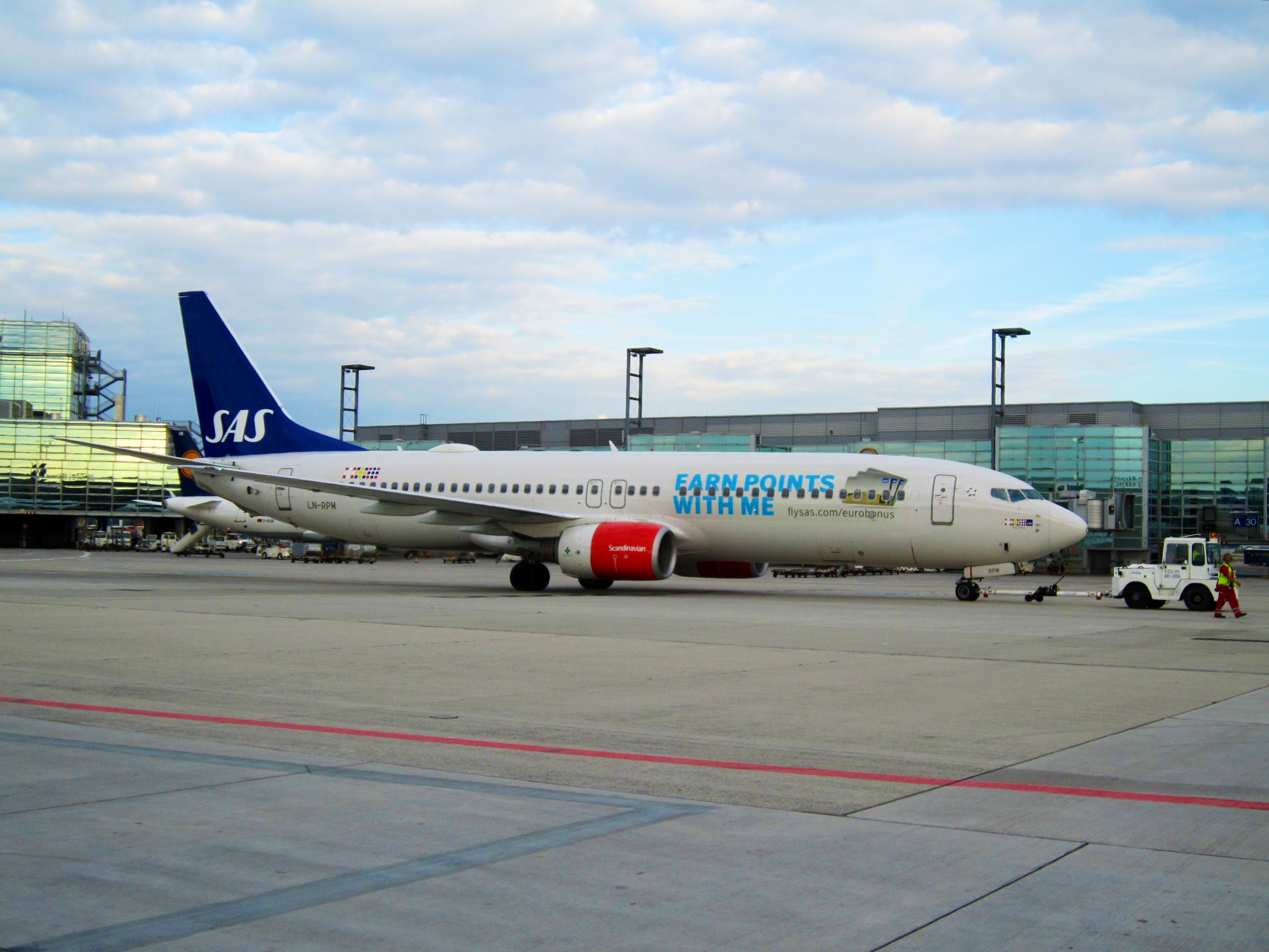 SAS_Scandinavian_Airlines,_Boeing_737-883,_LN-RPM_(14282237989)