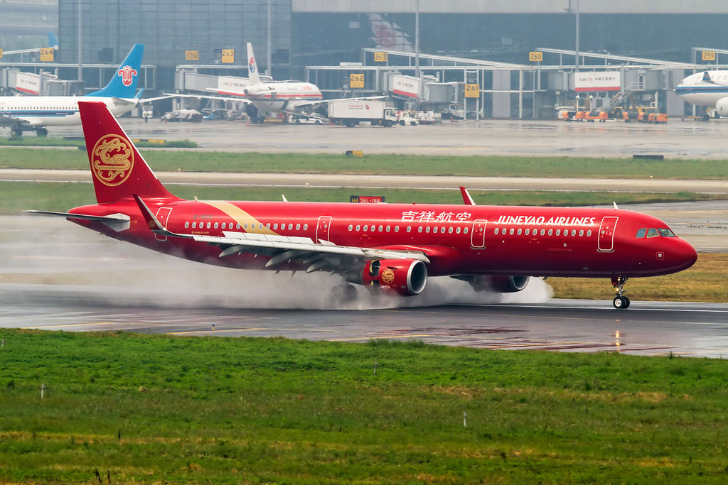 Juneyao_Airlines_Airbus_A321-211_at_Shanghai_Hongqiao
