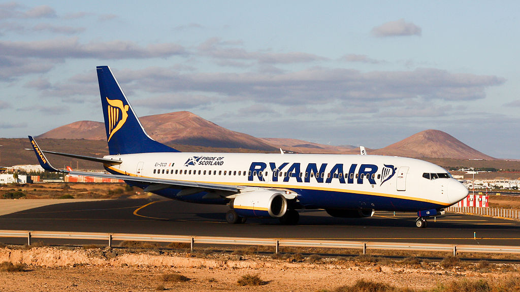 1024px-Ryanair_B737-800_EI-DCD_(4184990491)