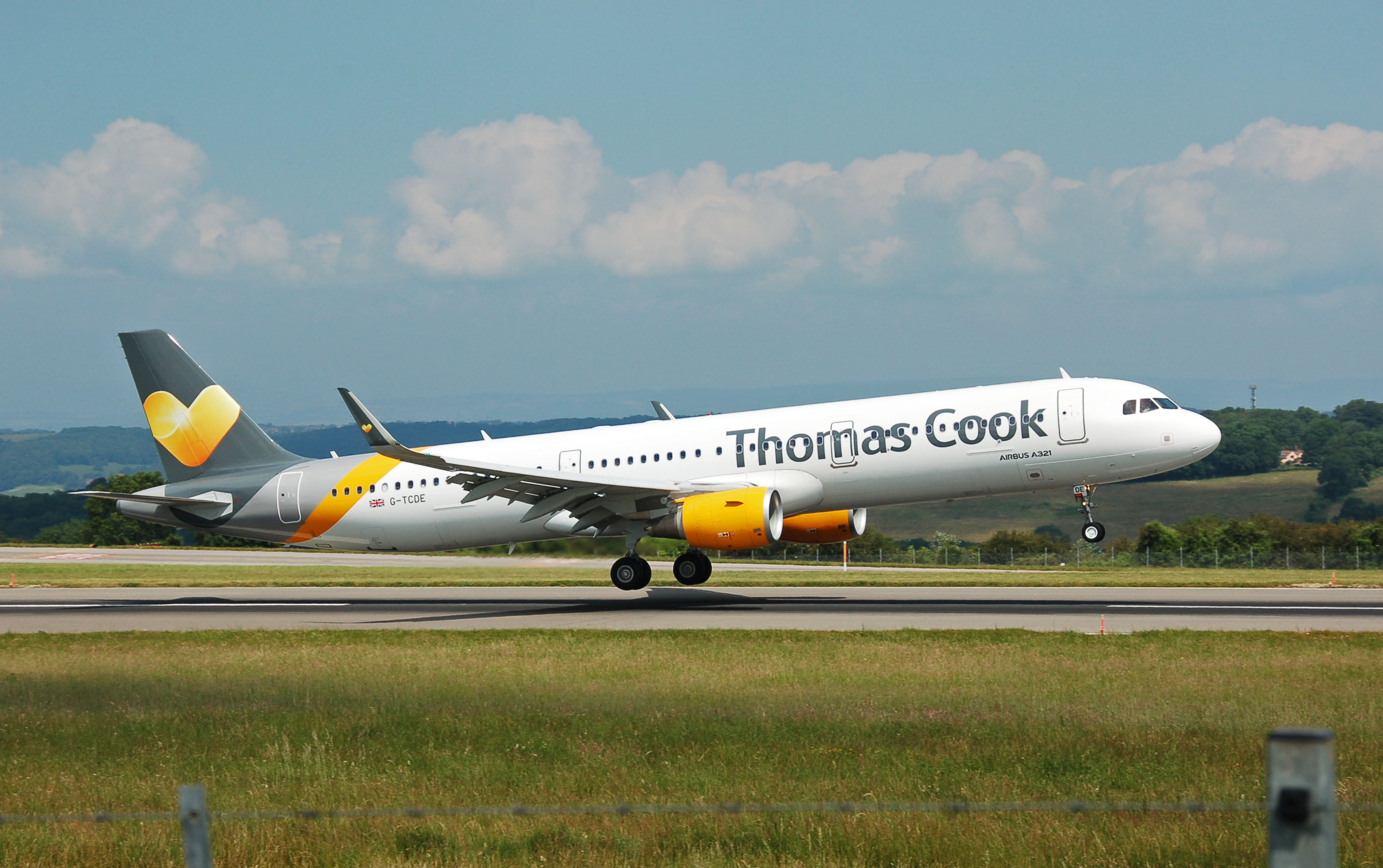 Thomas_Cook_Airlines_A321_(G-TCDE)_lands_Bristol_22.6.14_arp