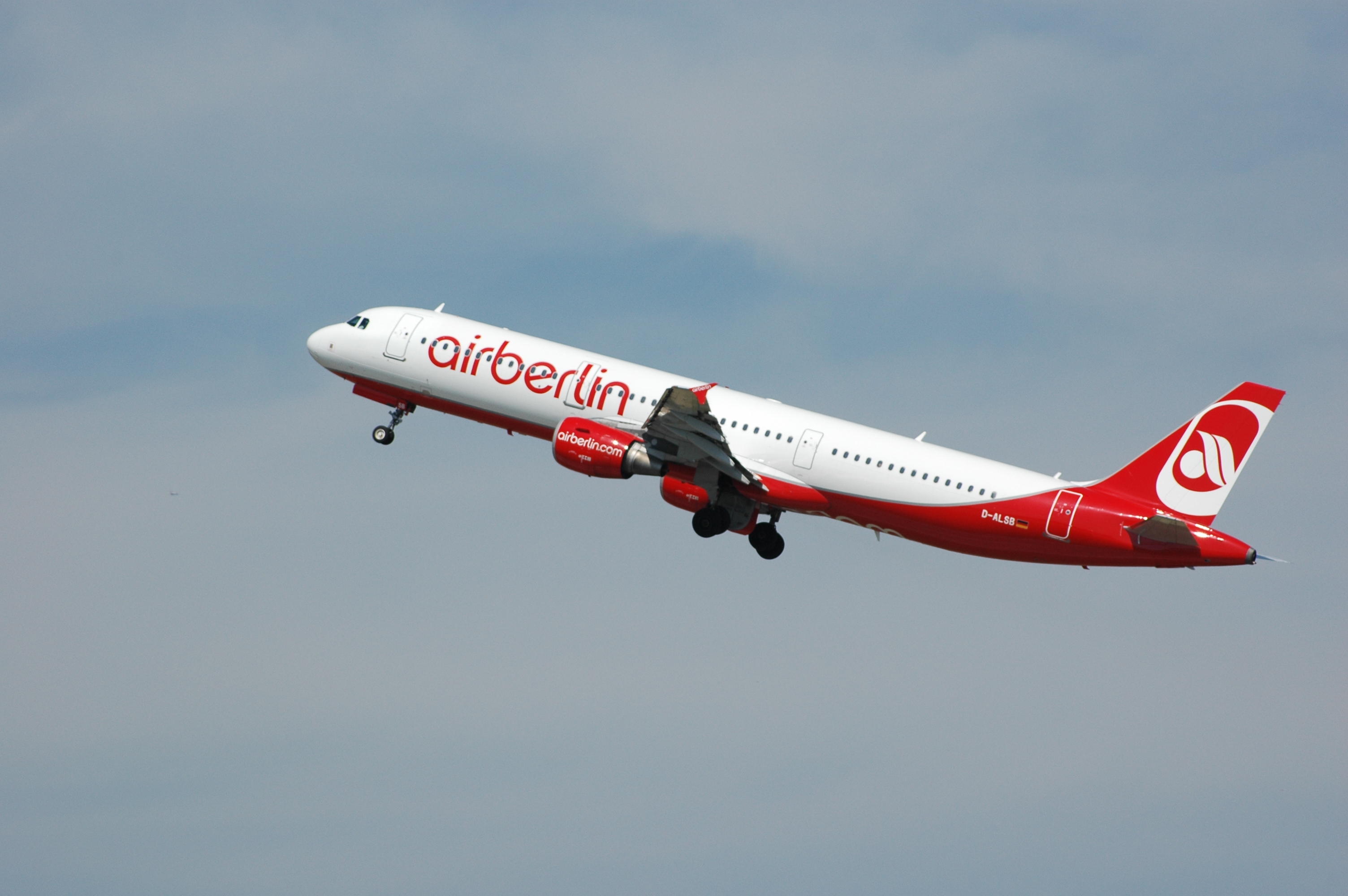 Air_Berlin_D-ALSB_-_Flickr_-_Axel_Schwenke