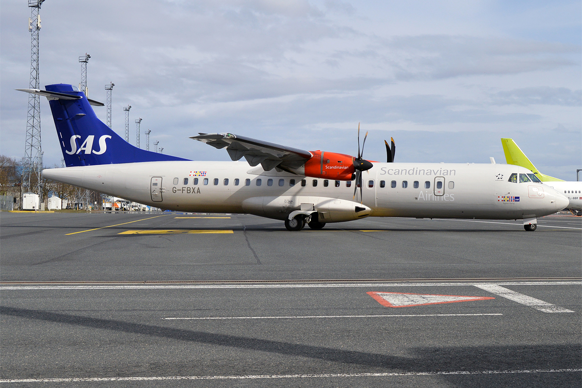 SAS,_G-FBXA,_ATR_72-600_(33924892792)