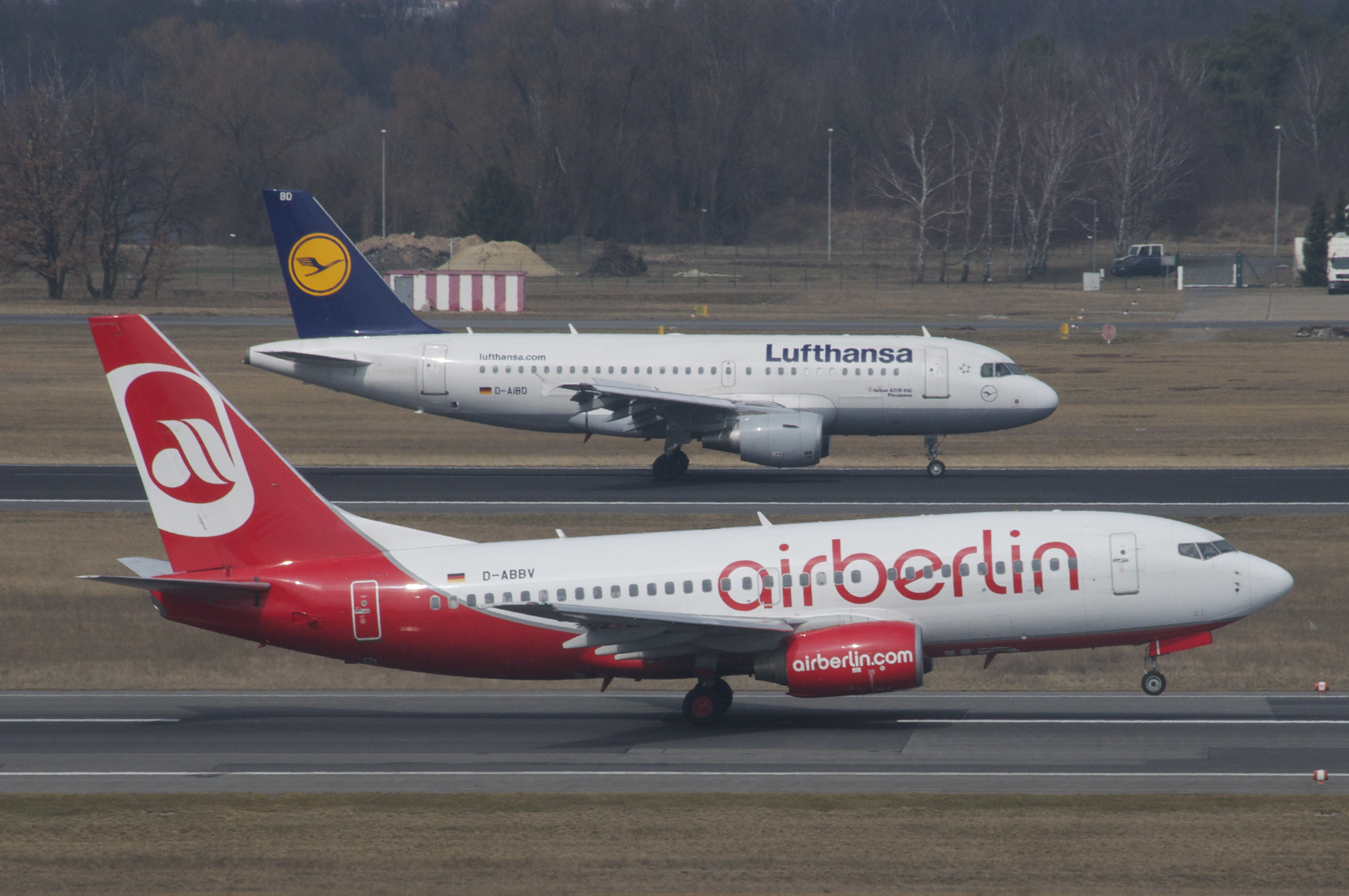 Air_Berlin_Boeing_737-700;_D-ABBV@TXL;09.04.2013_701be_(8888559852).jpg