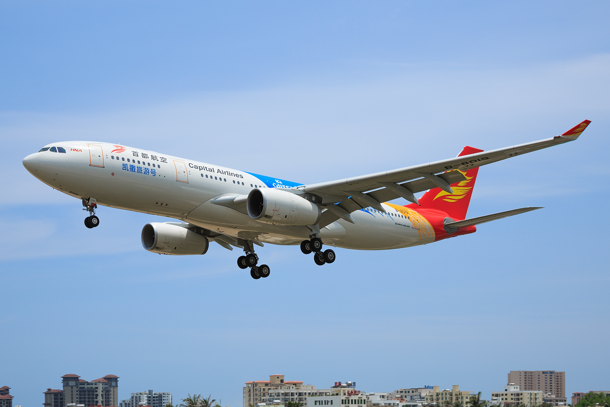Capital_Airlines_Airbus_A330-243_on_finals_at_Sanya_Phoenix_International_Airport