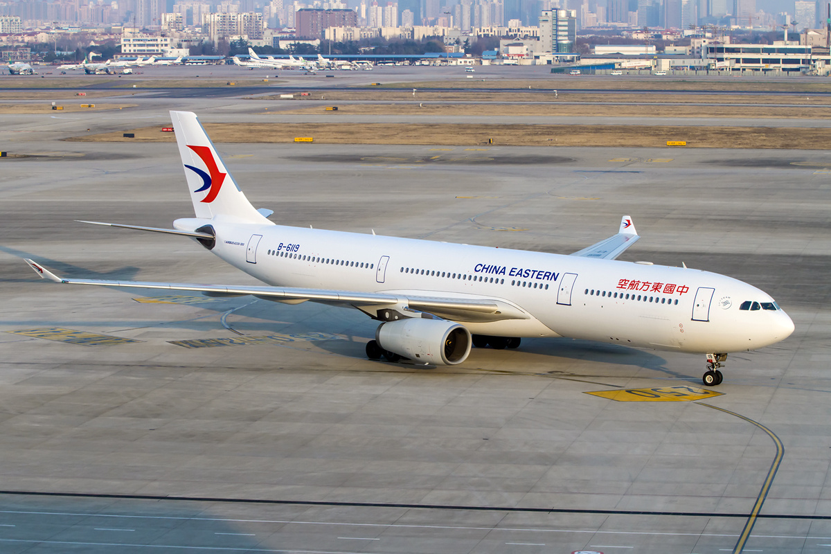 First_Airbus_A330-300_in_the_new_China_Eastern_Airlines_livery