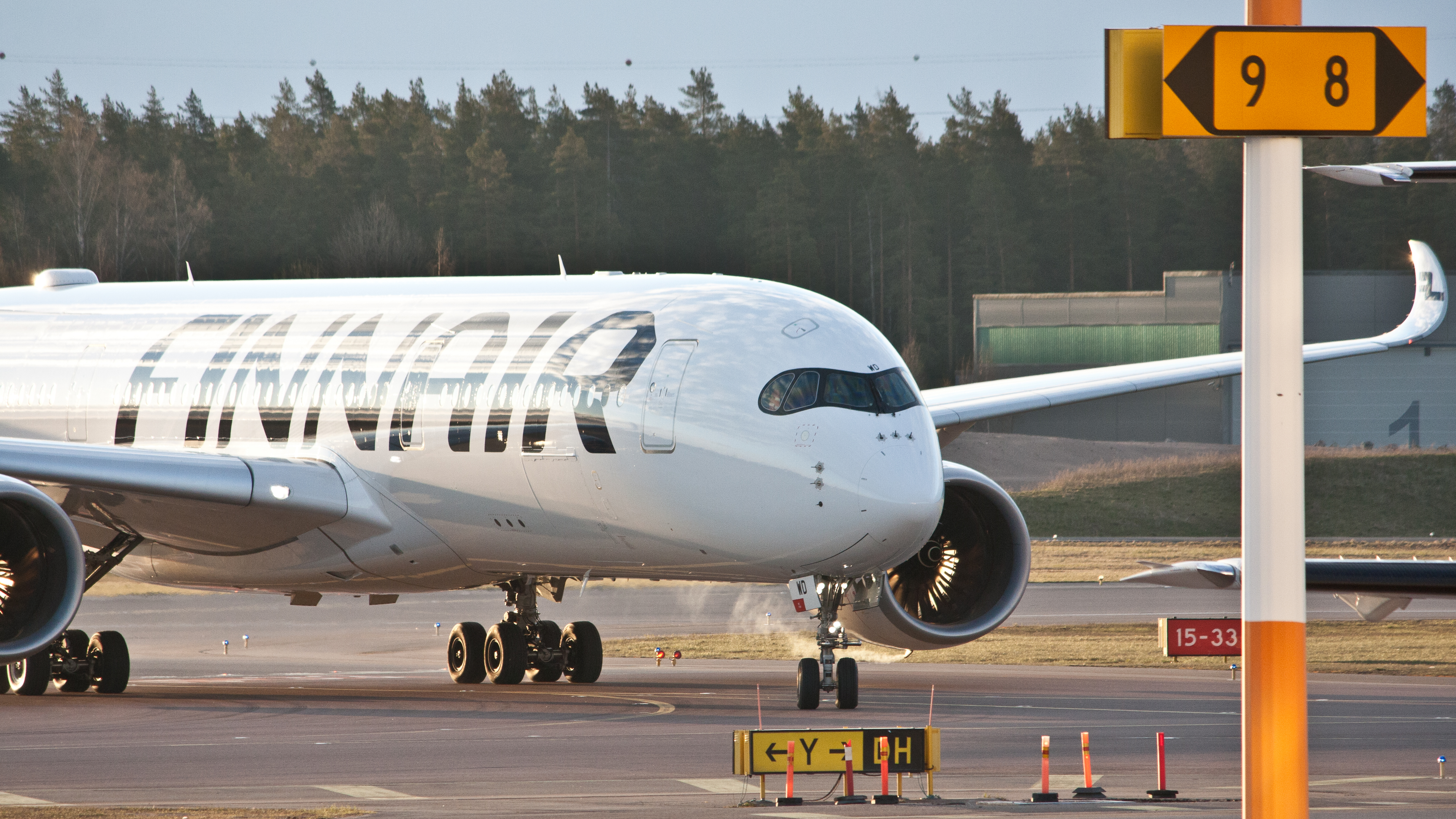 OH-LWD_Finnair_A350_@_HEL_(34630315606)