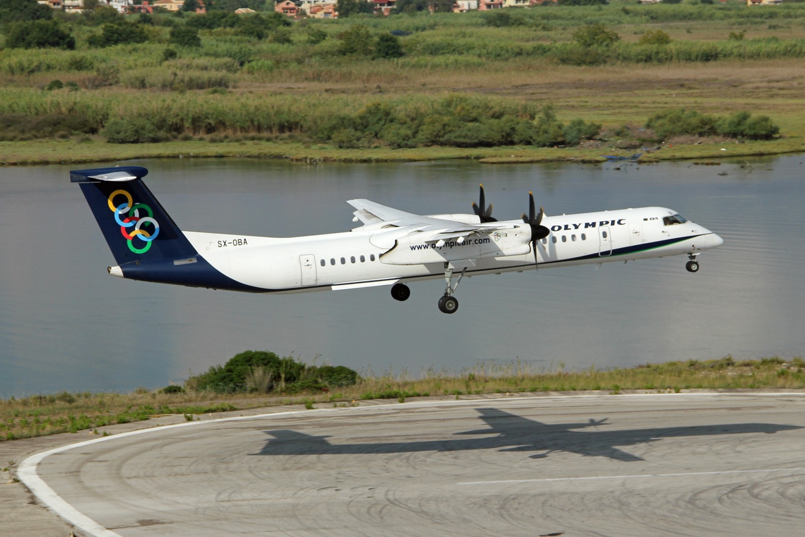 Olympic_Air_Dash_8-Q400_landing_at_Corfu_International_Airport