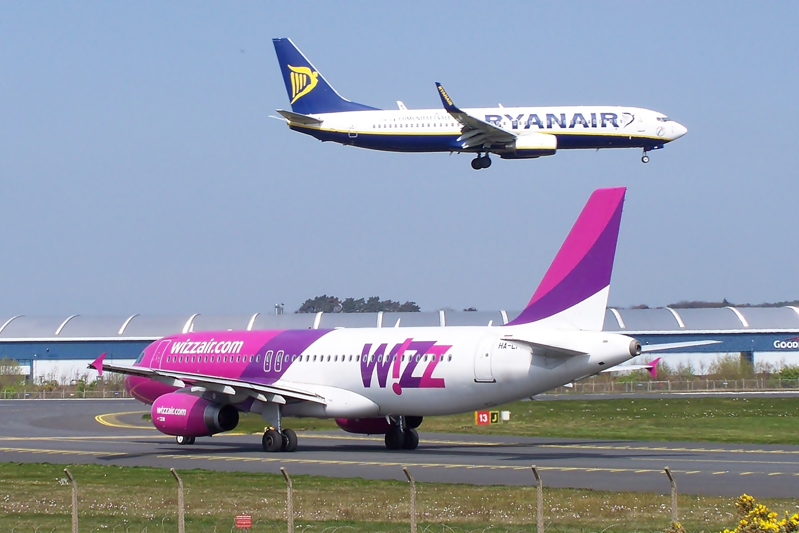 Ryanair_Wizz_(7141688277)