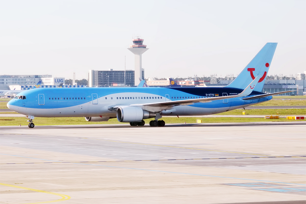 TUIfly,_D-ATYG,_Boeing_767-304_ER_(25976373584)