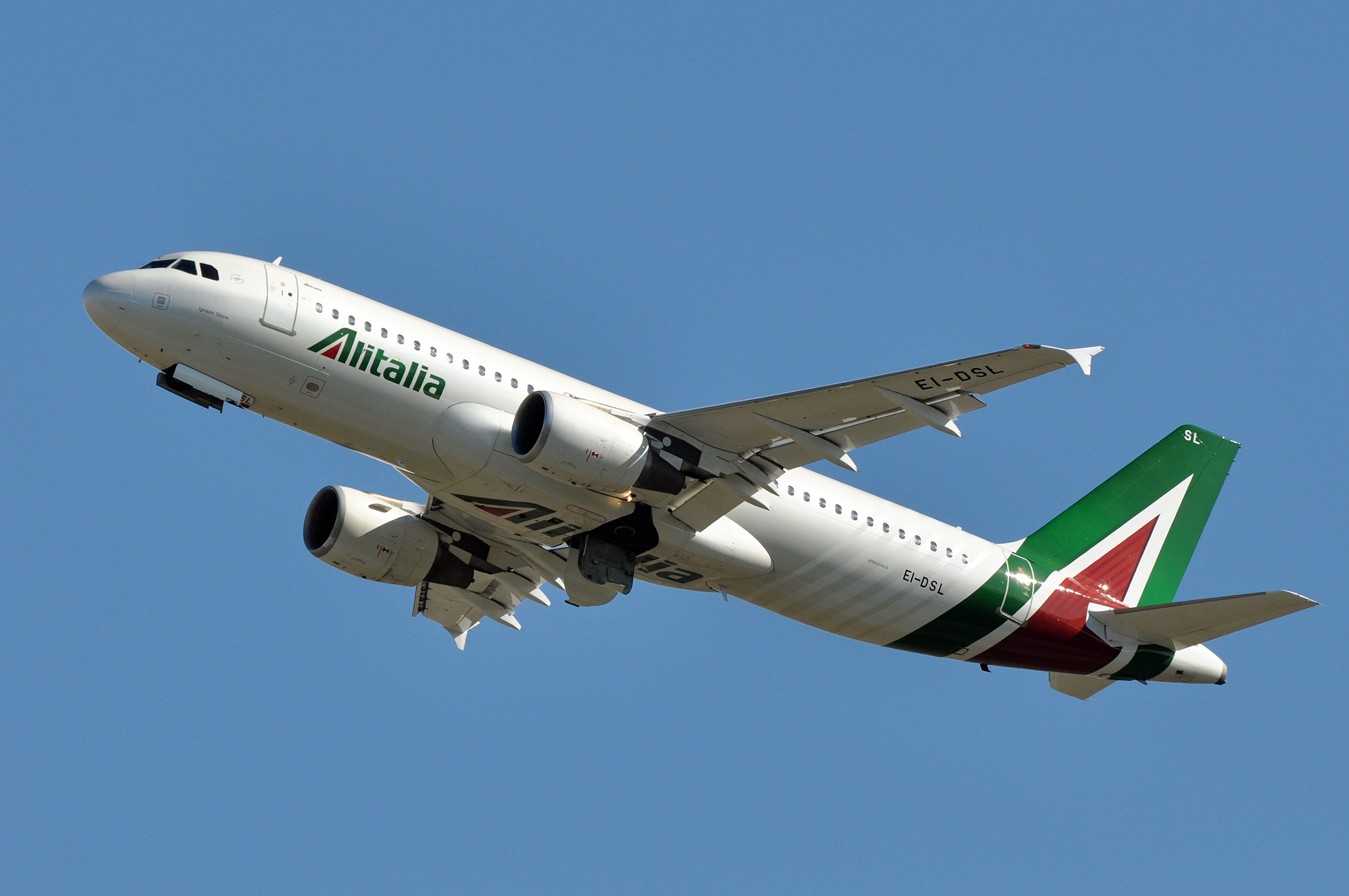 Alitalia,_Airbus_A320-216,_EI-DSL_-_FCO_(25235287916)