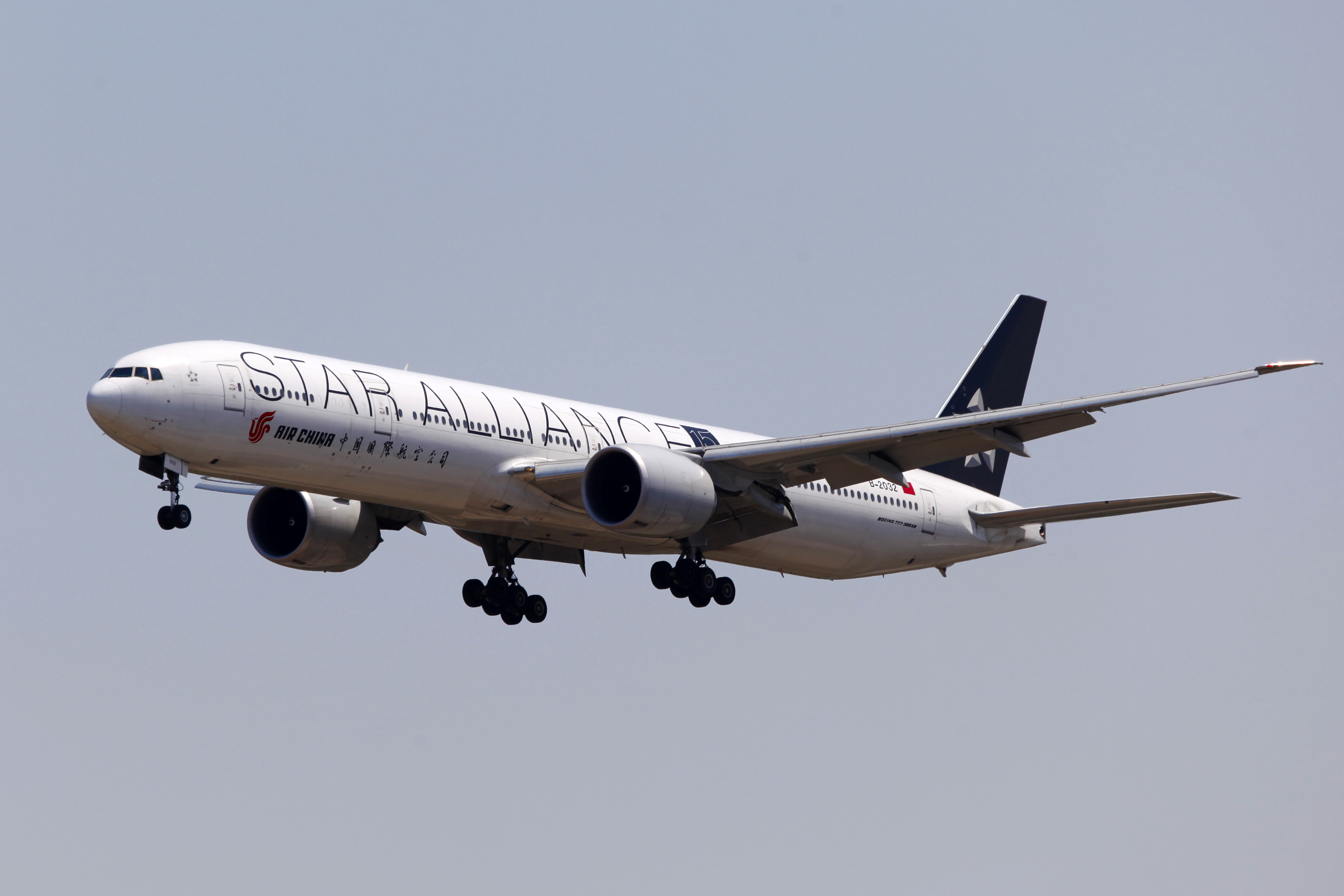 B-2032_-_Air_China_-_Boeing_777-39L(ER)_-_Star_Alliance_Livery_-_PEK_(14058194000)