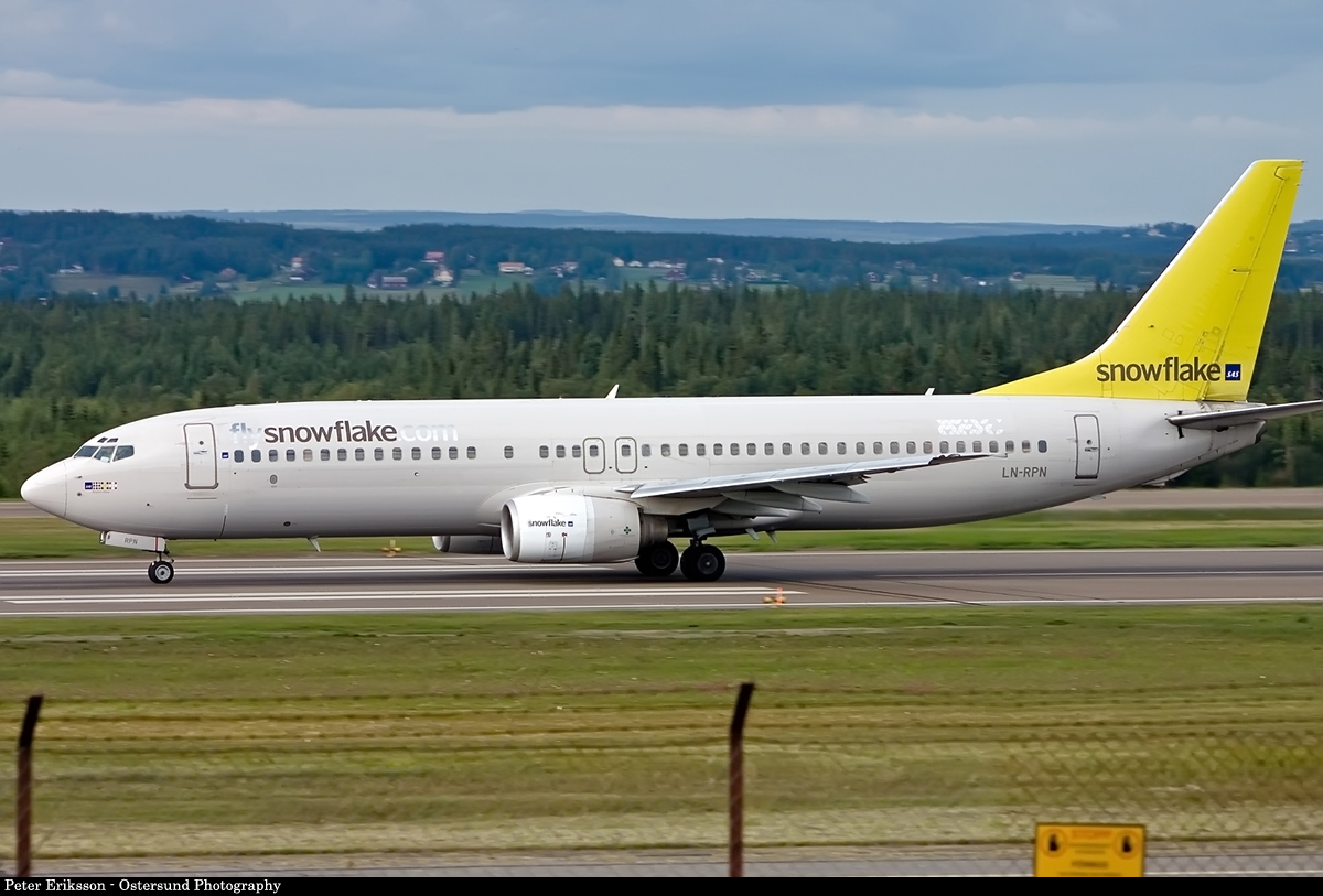 B-737-800_(SAS_Snowflake)_(3898116570).jpg