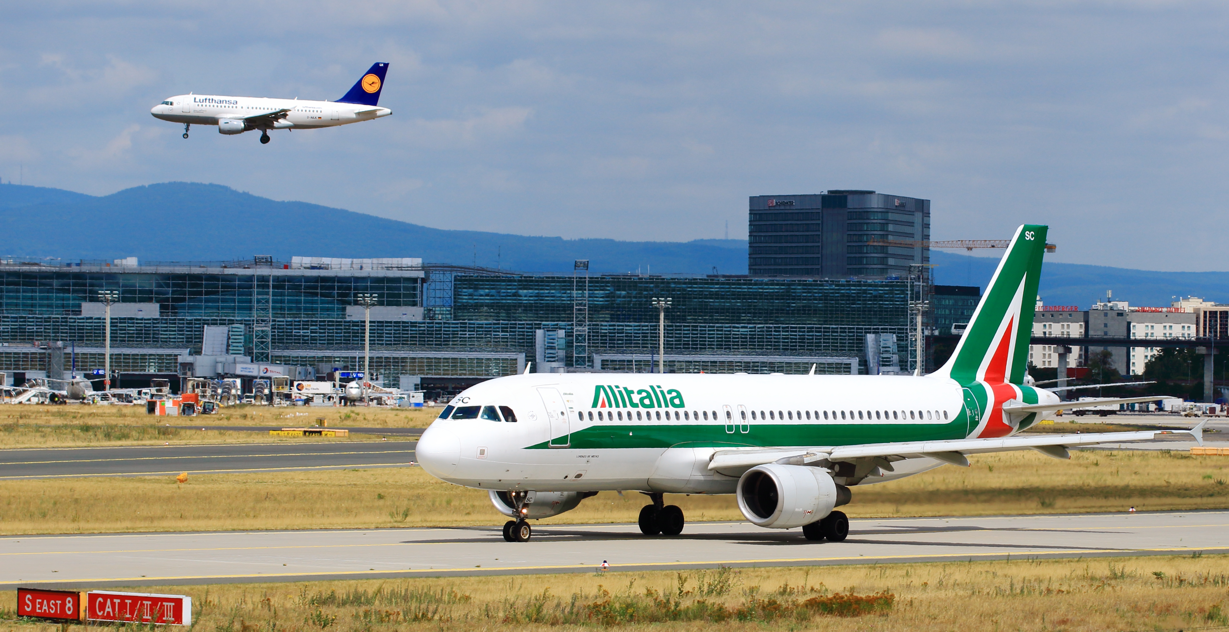 EI-DSC_-_Alitalia_-_Airbus_A320_(19607587009)