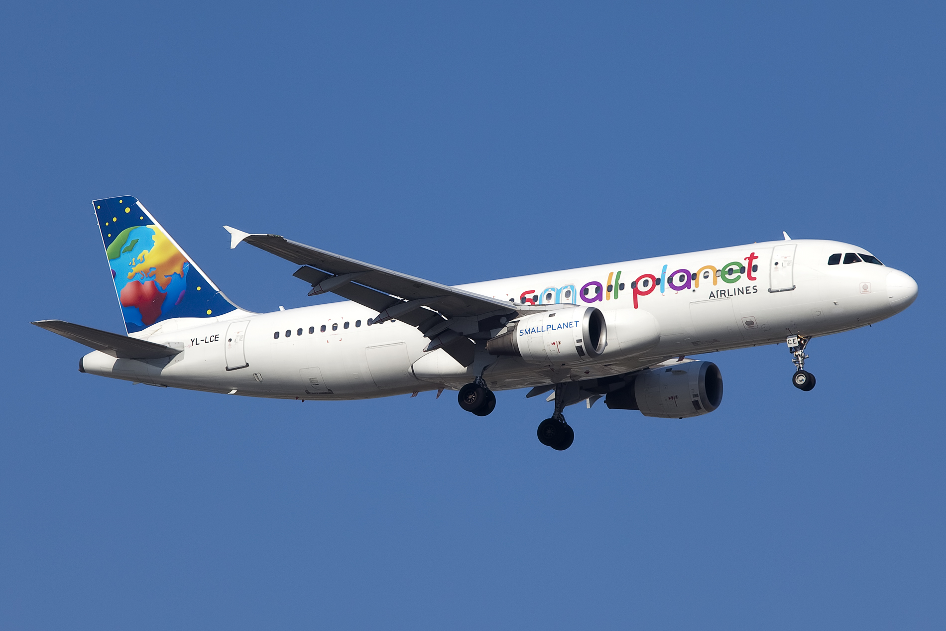 YL-LCE_A320_Small_Planet_Airlines_(5949761913)_(2)