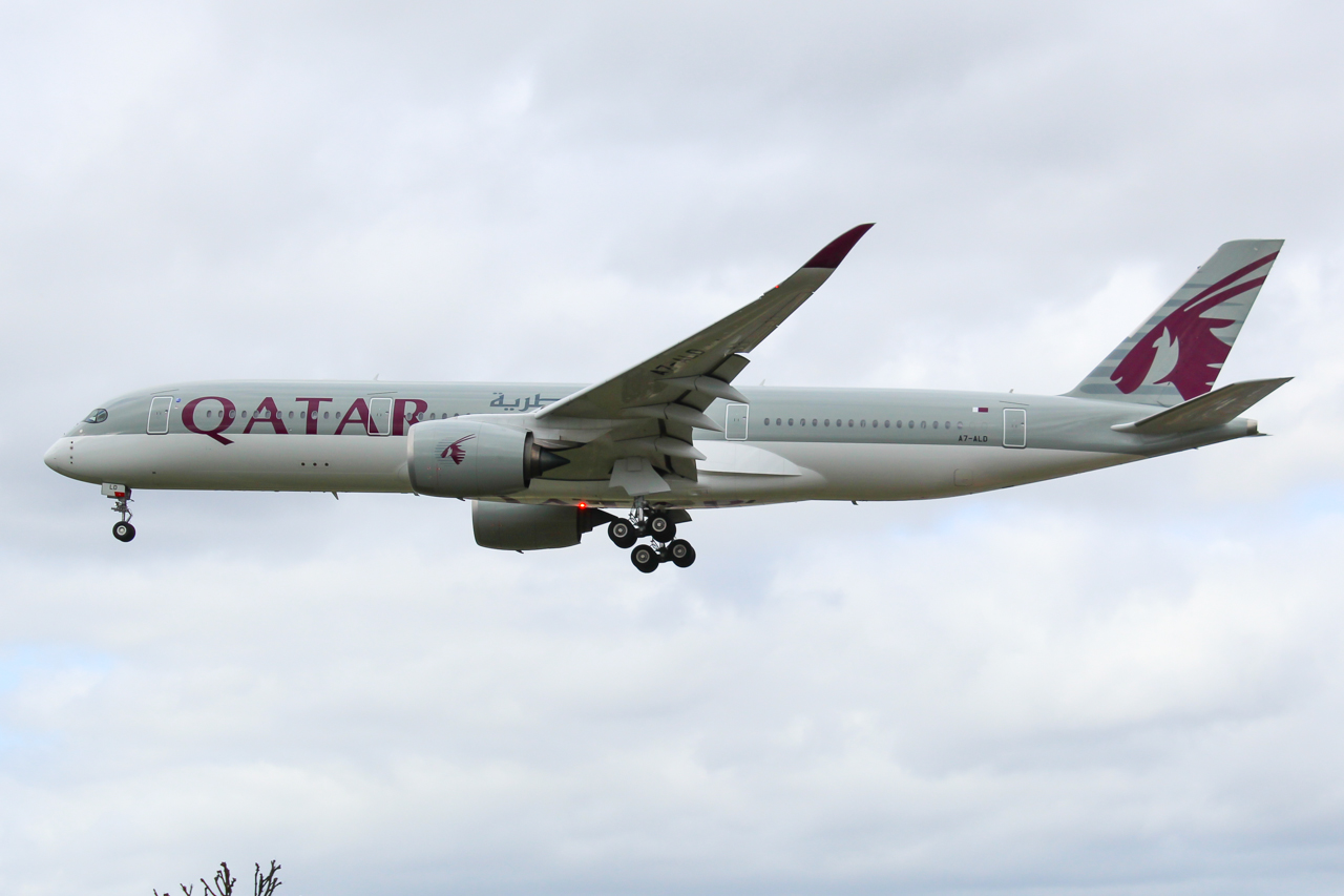 A7-ALD_A350_Qatar_(33894438122)