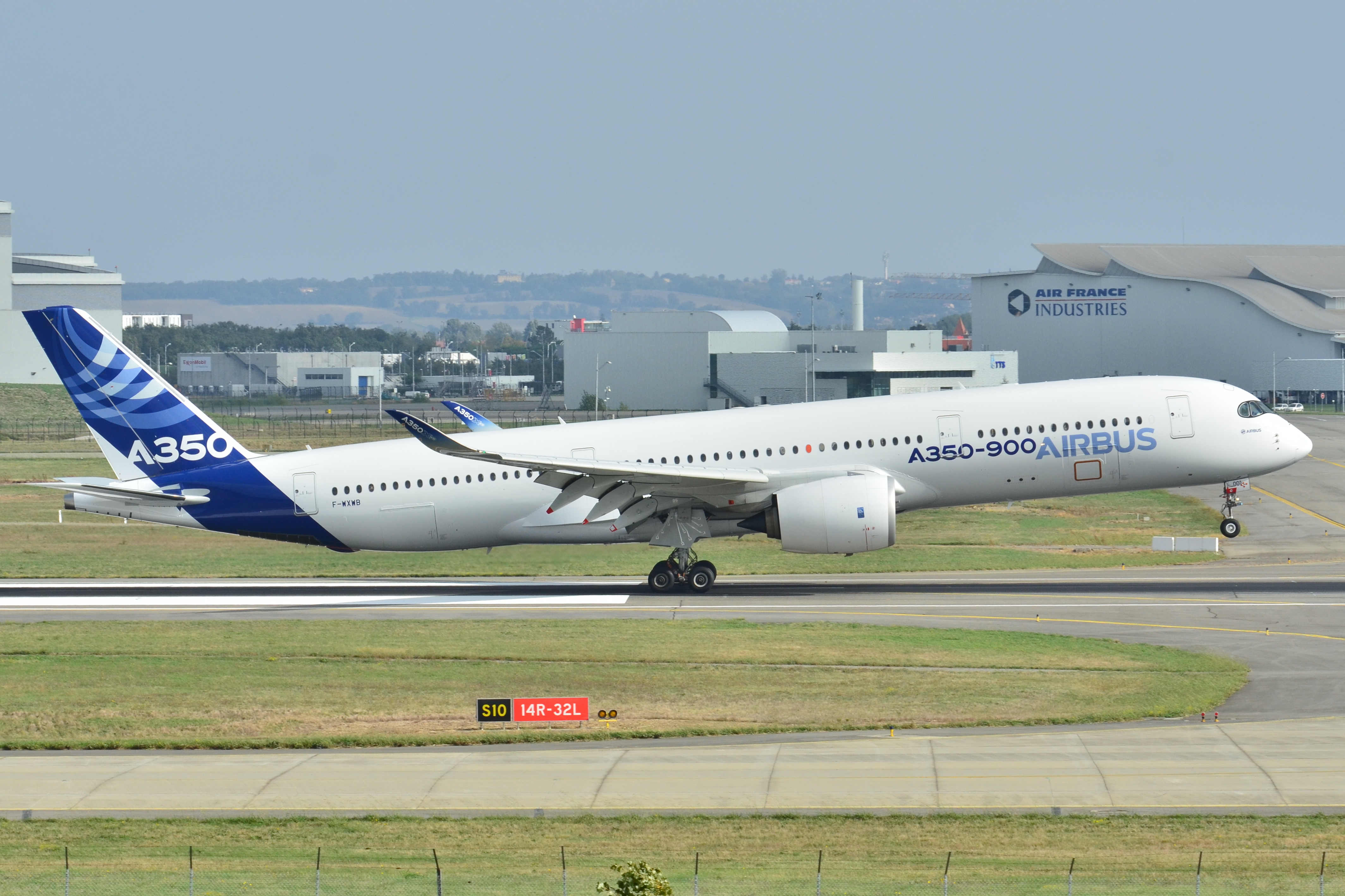 Airbus_A350-900_XWB_Airbus_Industries_(AIB)_MSN_001_-_F-WXWB_(10498510293)