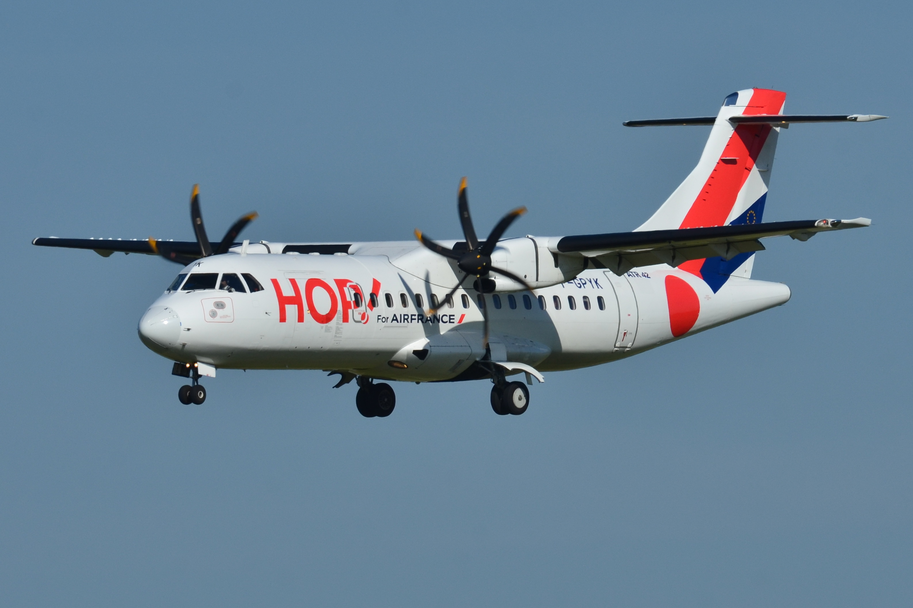 ATR_42-500_Hop!_(HOP)_F-GPYK_-_MSN_537_(9655090567)