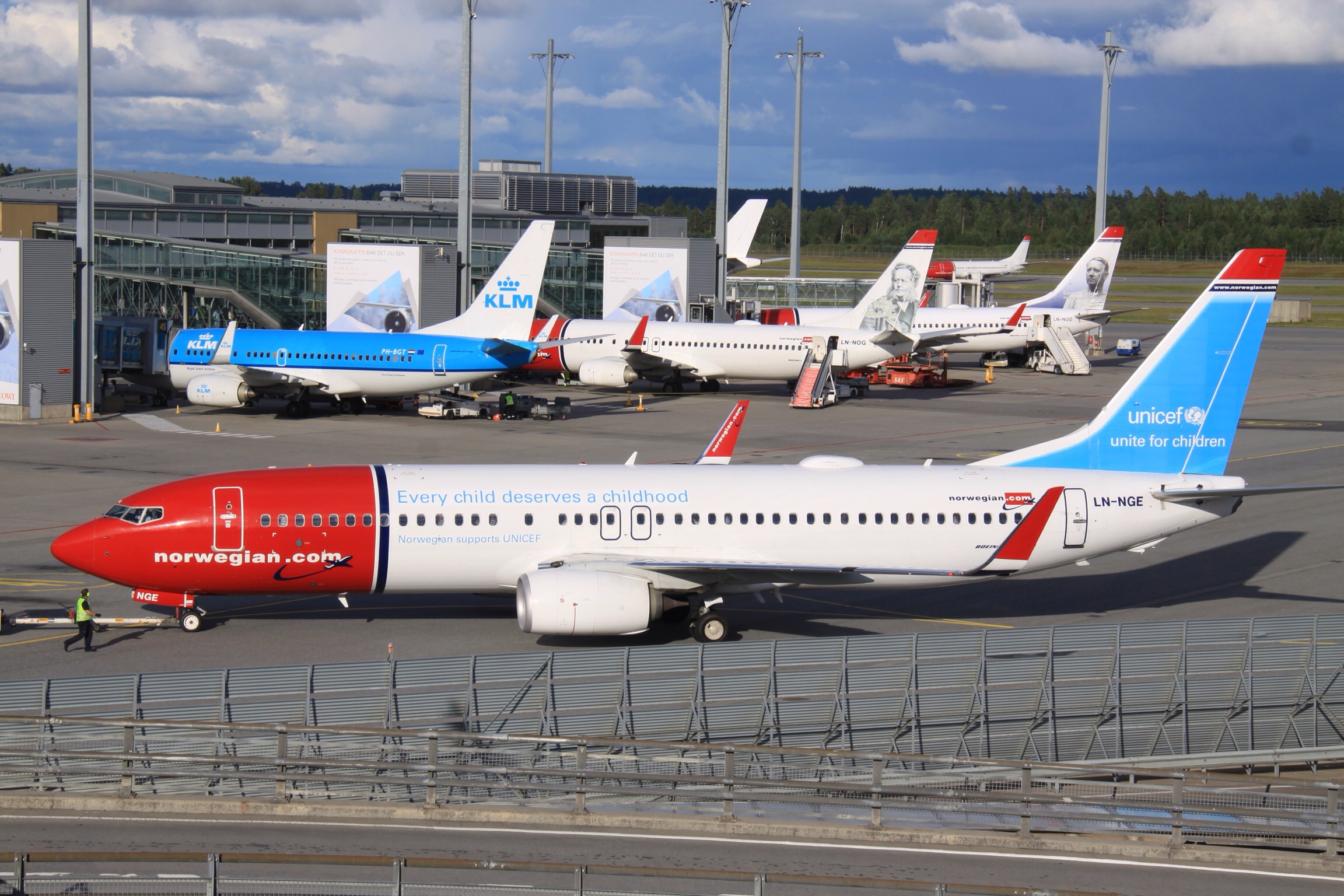 LN-NGE_Boeing_B.737WL_Norwegian_In_UNICEF_Colours_(9530601347)