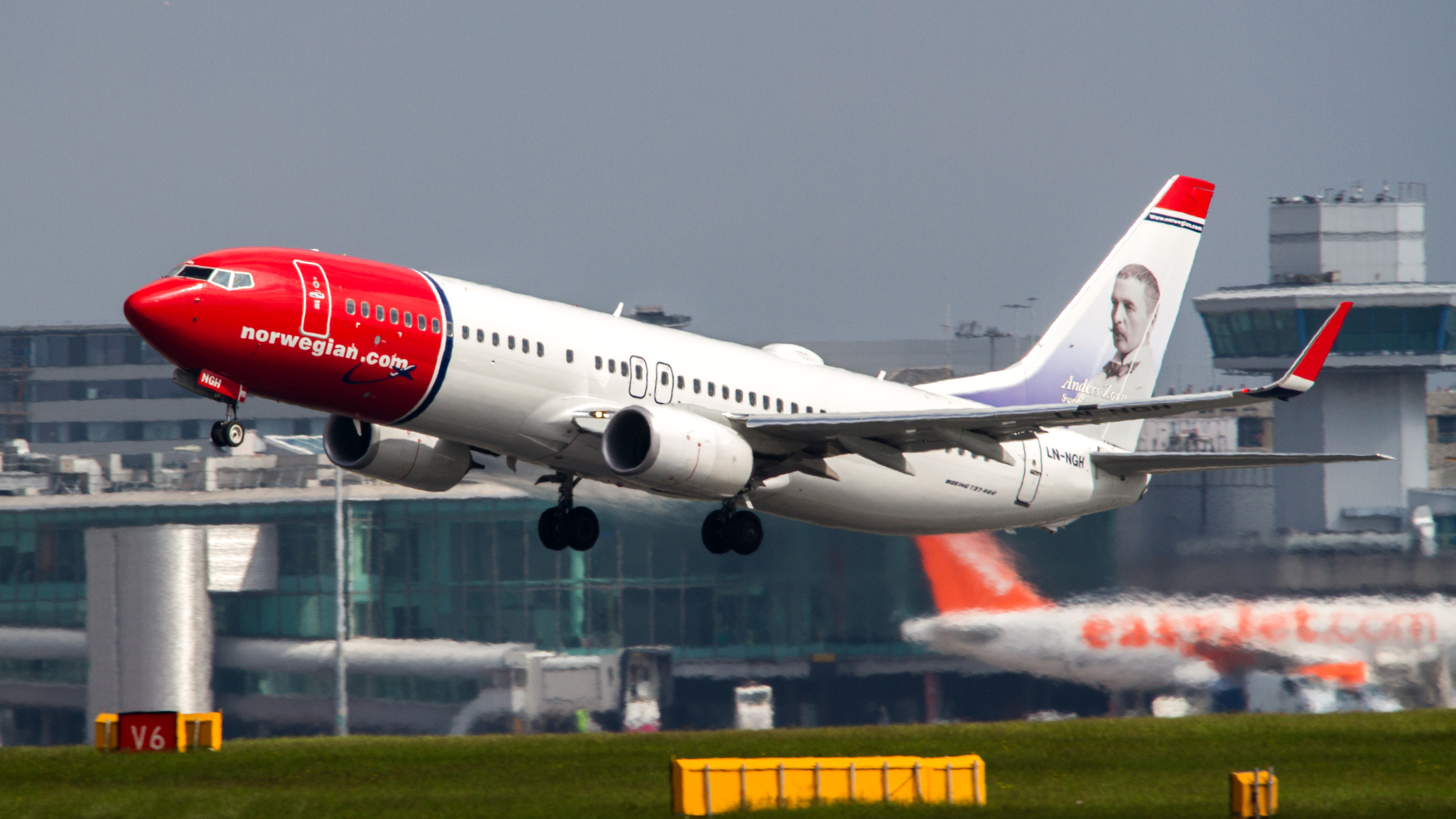 Norwegian_Air_Shuttle_B737_LN-NGH_(8906326396)