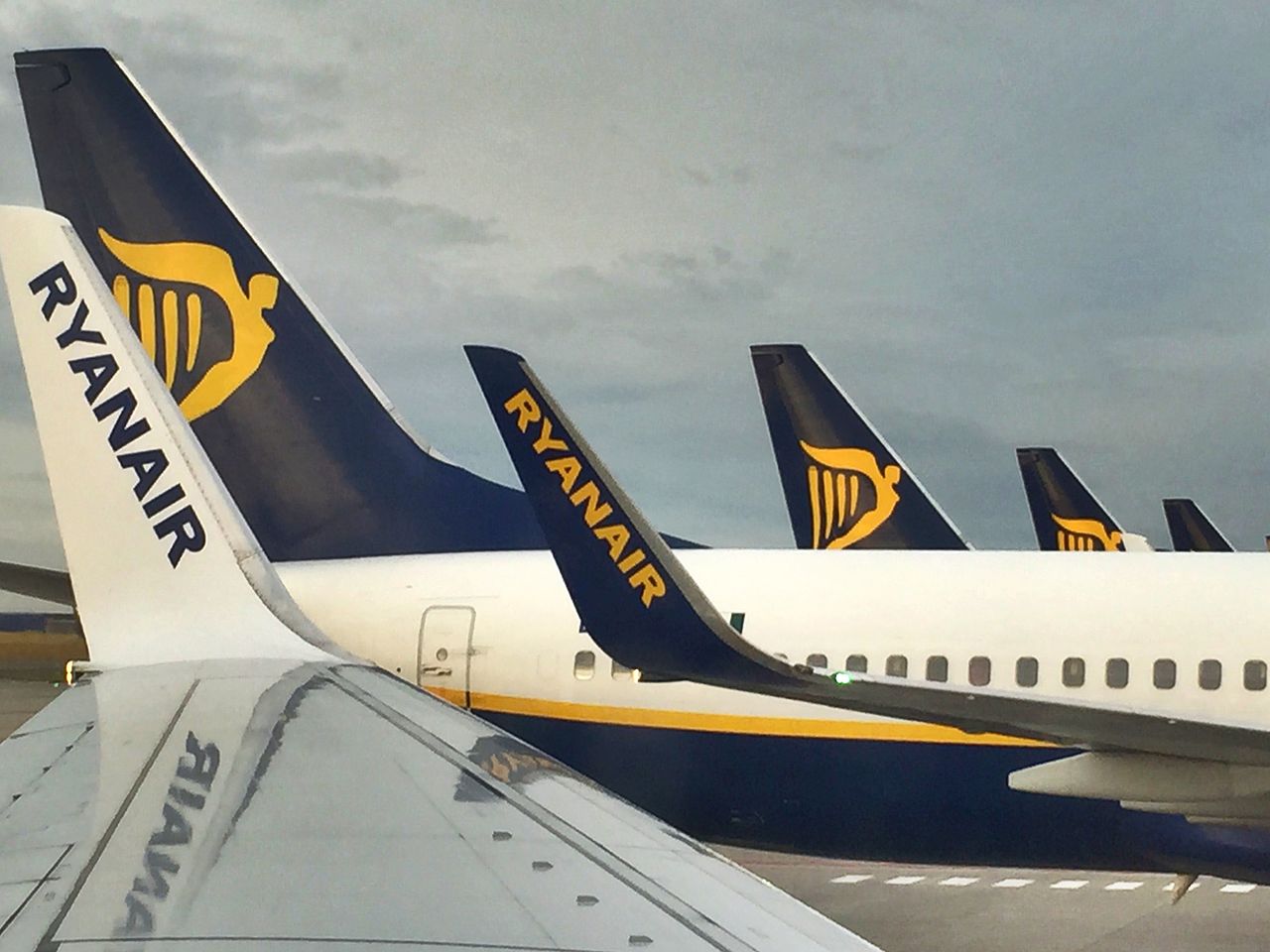 Ryanair_aircraft_at_Brussels_South_Charleroi_Airport