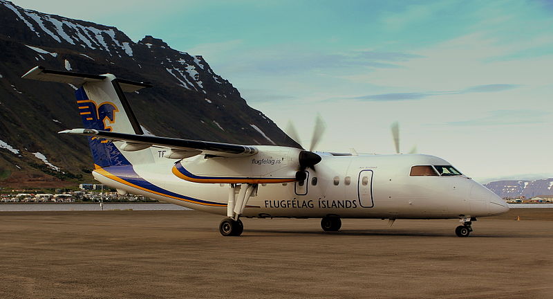 Air_Iceland_Dash_8_at_Ísafjörður_Airport