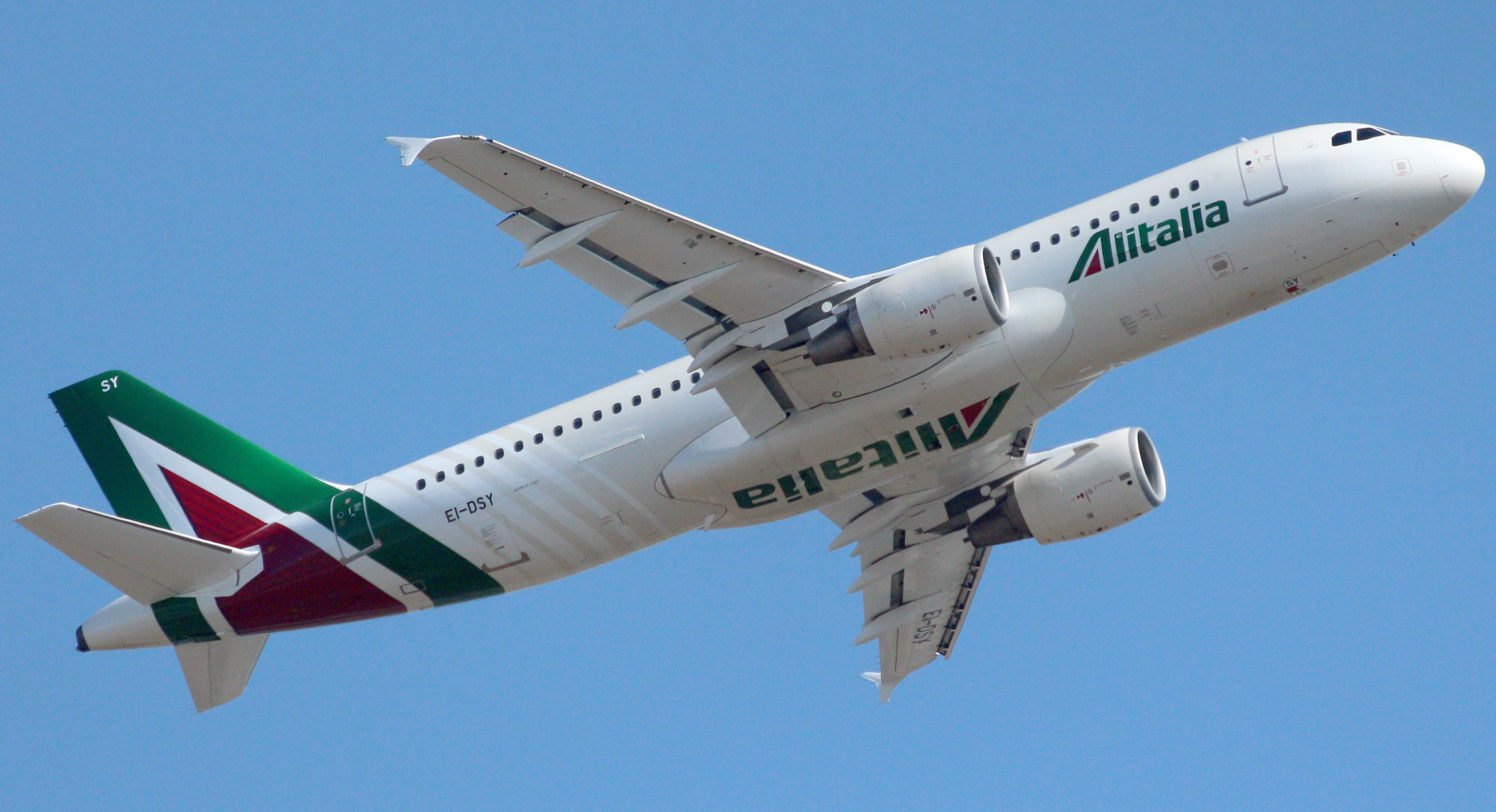Alitalia_Airbus_A320-216_EI-DSY_Fiumicino2015 (1)