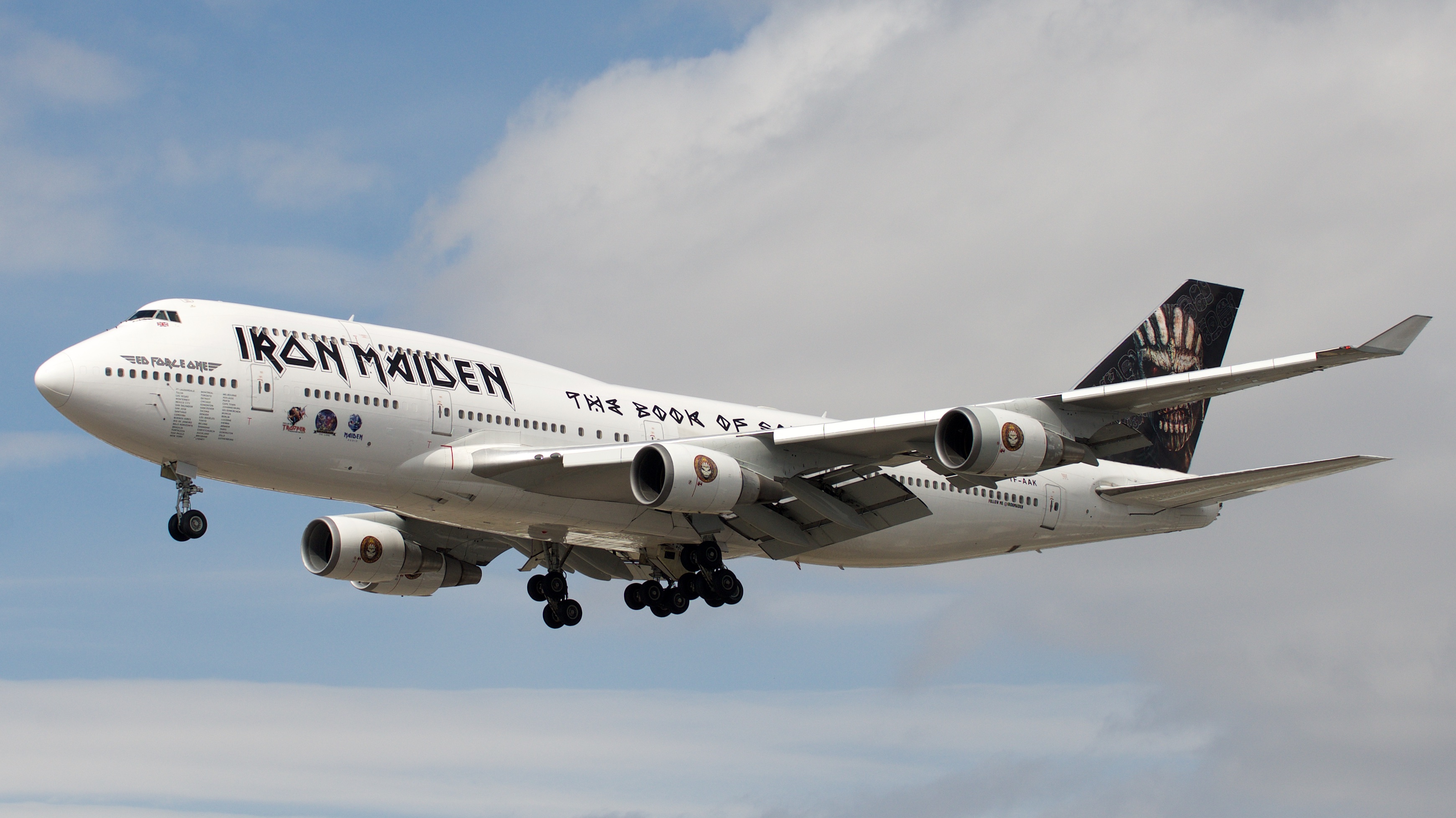 Ed_Force_One_carrying_@ironmaiden_arriving_at_@torontopearson_(26144838751)