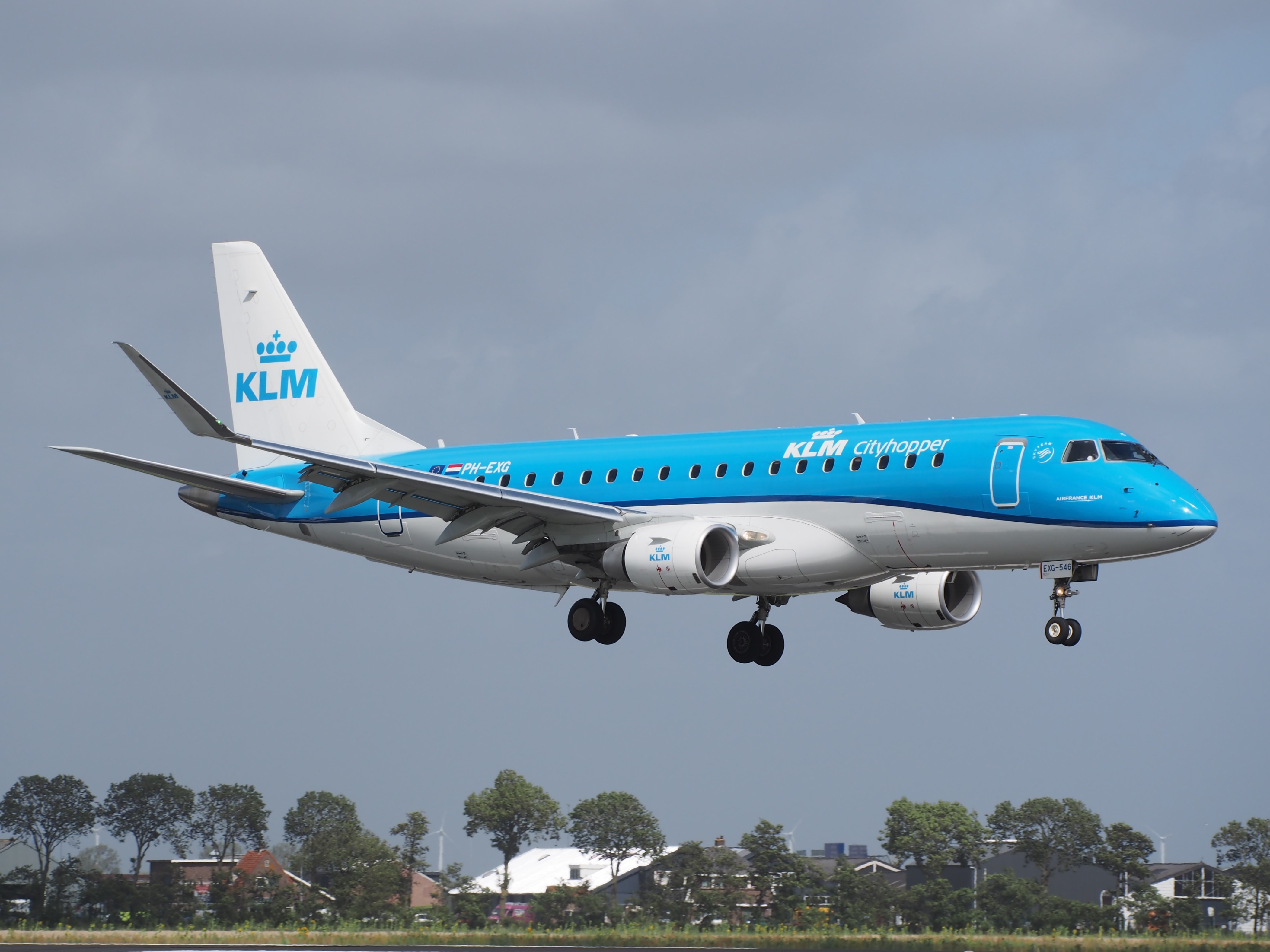 PH-EXG_KLM_Cityhopper_Embraer_ERJ-175STD_(ERJ-170-200)_landing_at_Schiphol_(EHAM-AMS)_runway_18R_pic1