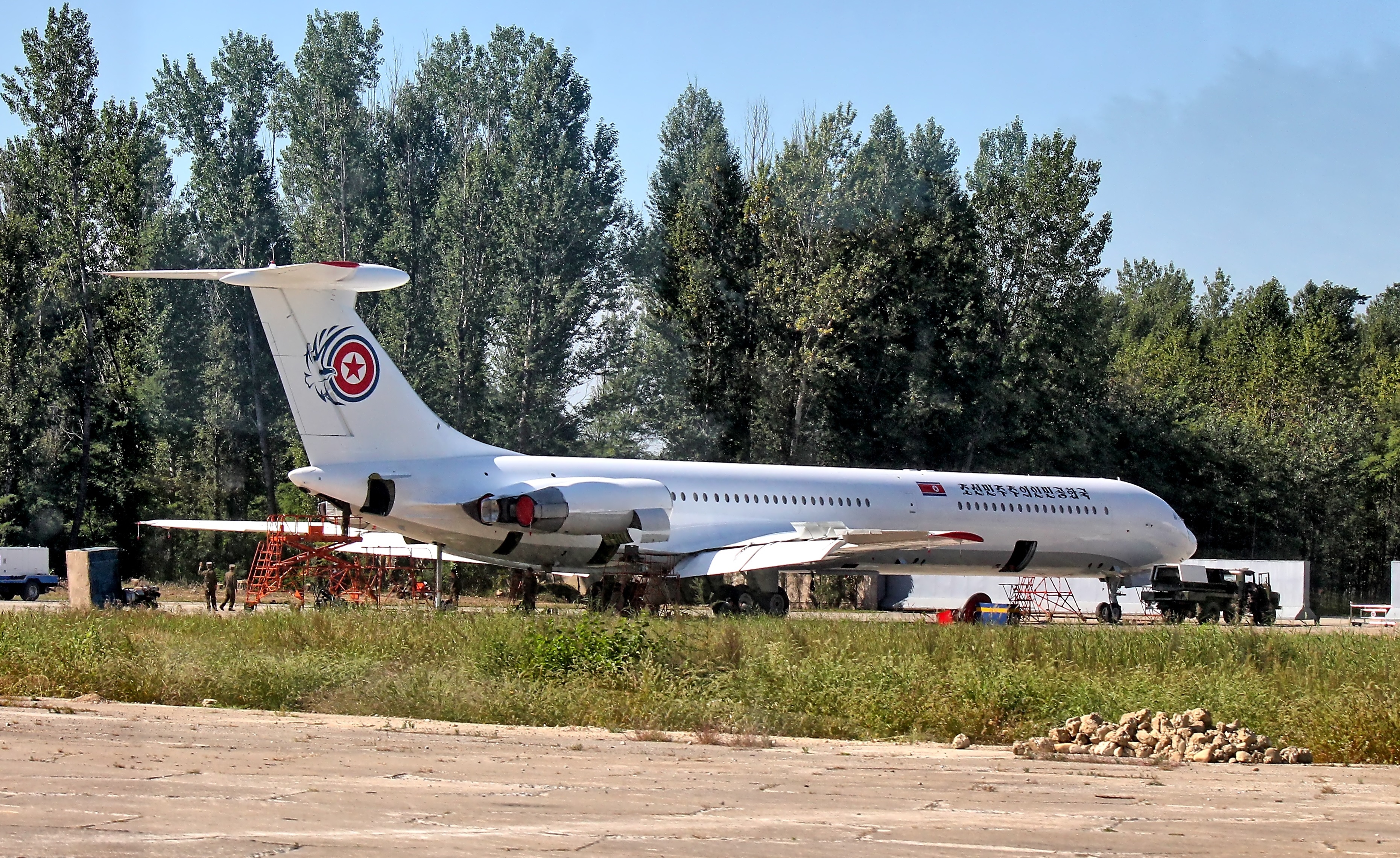 Kim_Jong-Un's_Il-62_Chammae-1_at_Sunan_Airport_North_Korea