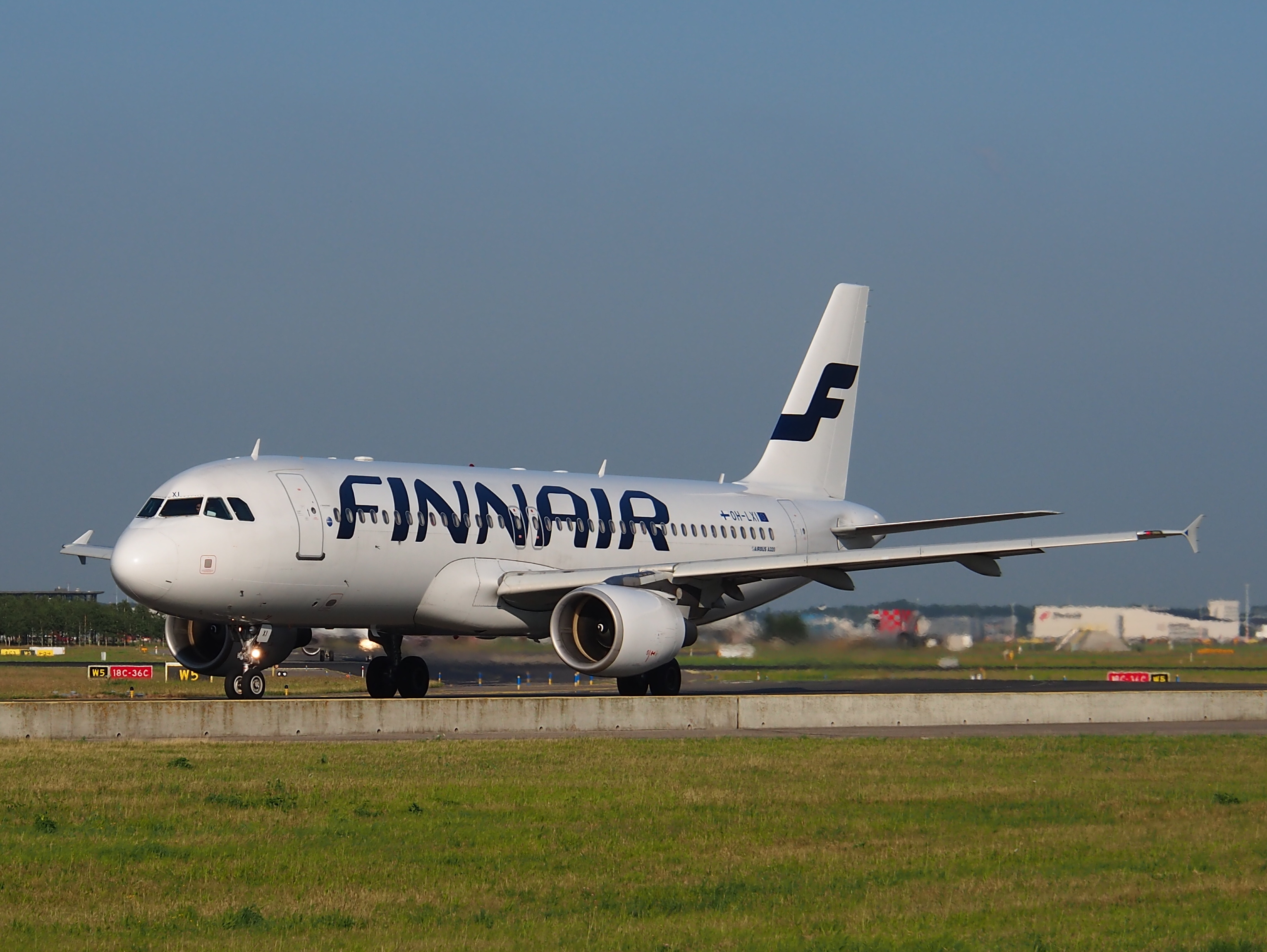 OH-LXI_Finnair_Airbus_A320-214_-_cn_1989_taxiing_15july2013_pic-001