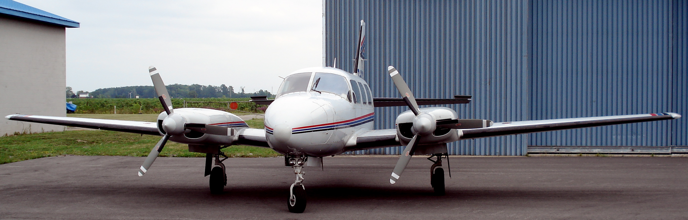 Piper_PA-31_Navajo_St_Catharines_2