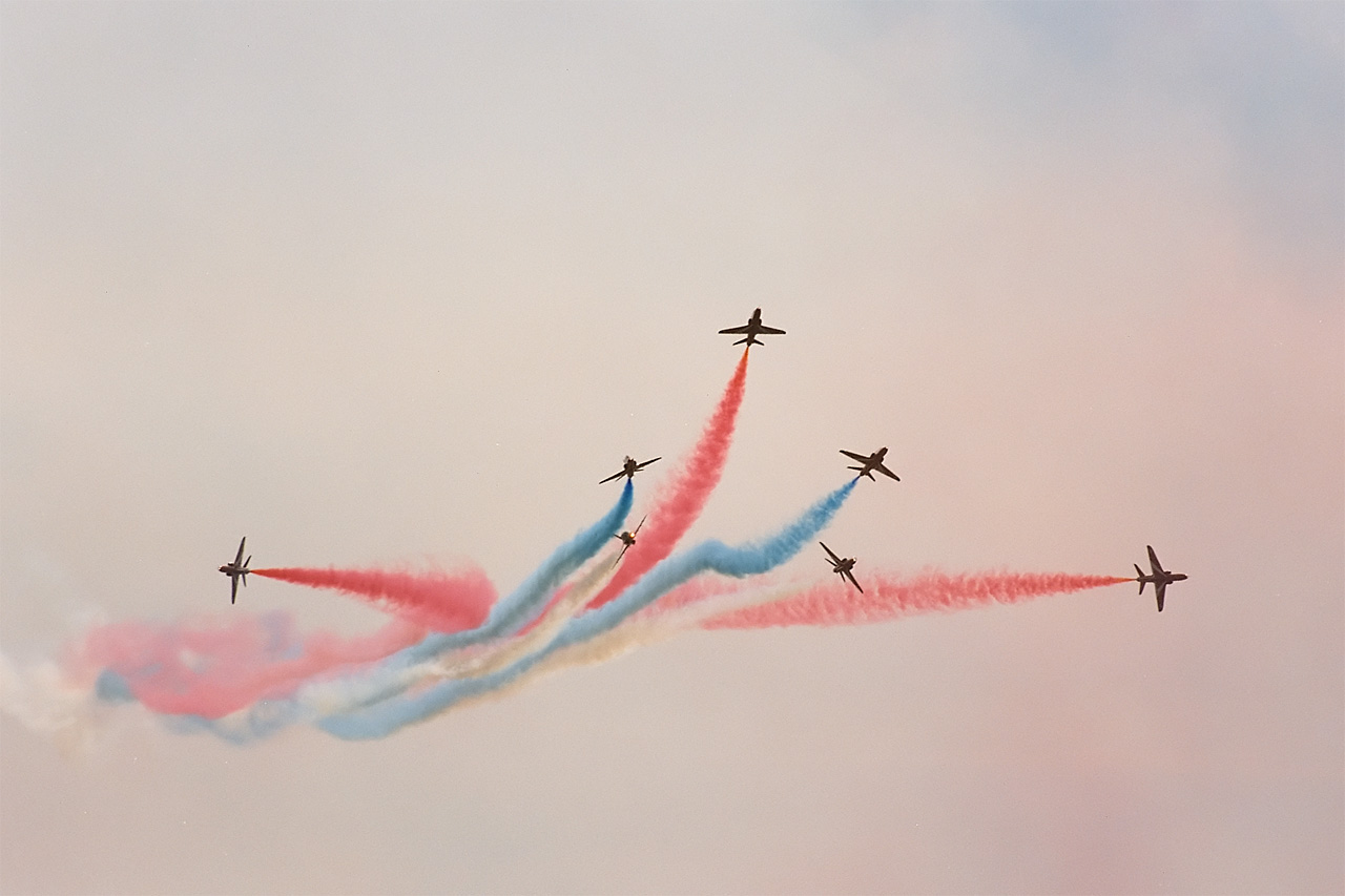 Red_Arrows,_split,_Radom_AirShow_2005,_Poland