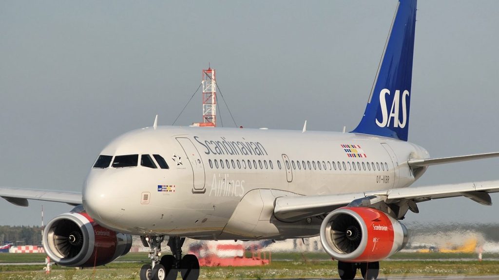 SAS ska spara mer och möblerar om i ledningen