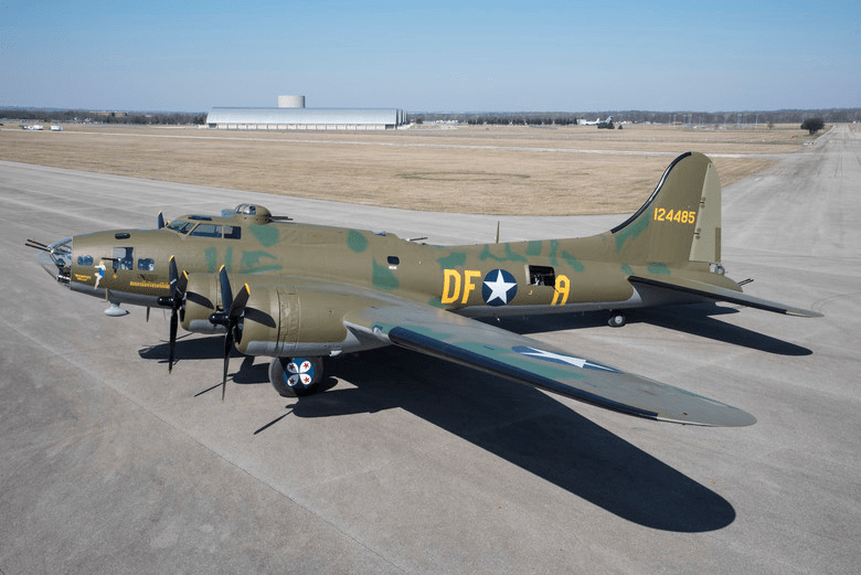 Sju döda i krasch med den flygande fästningen